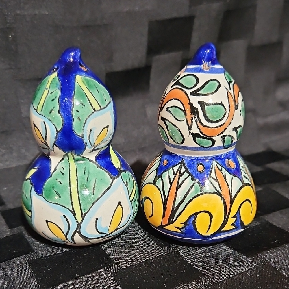 Beautiful Mexican Talavera Pear Gourd Shaped Salt & Pepper Shakers Hand Painted